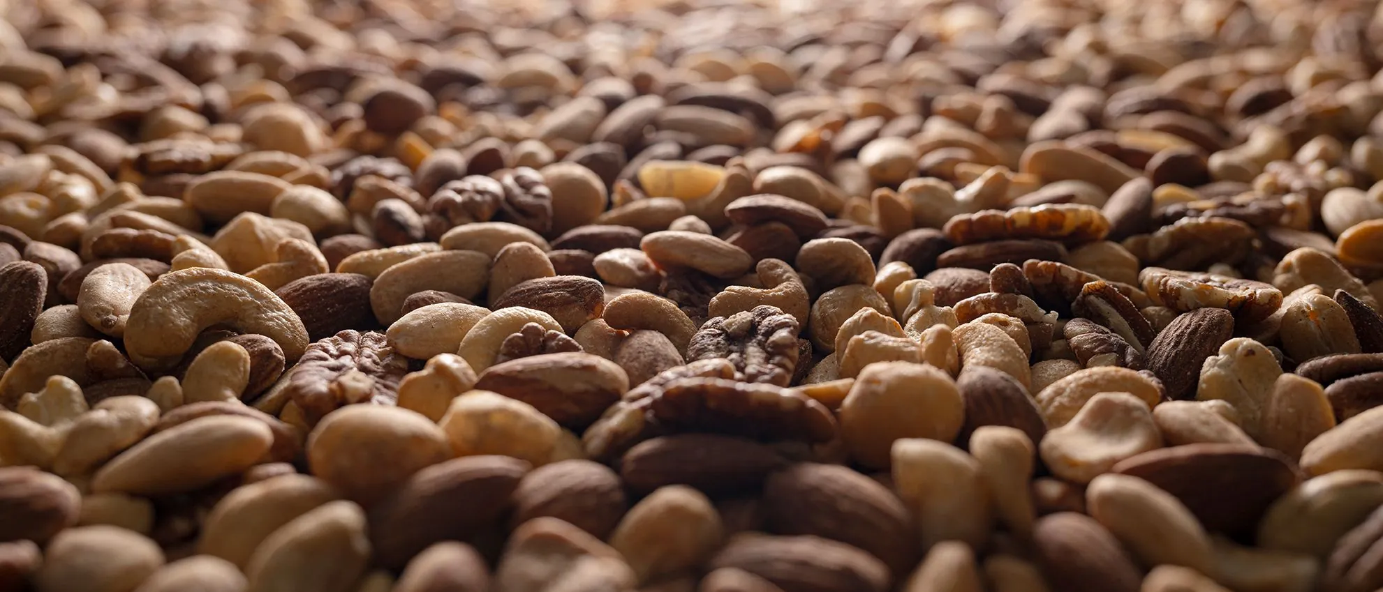 Nahaufnahme einer Nussmischung mit Walnüssen, Cashews und Mandeln